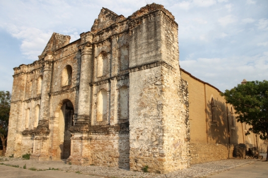 A view from the side of the west front of the Iglesia de San Sebastián, Chiapa de Corzo, Mexico, / Kaxita @ Wikipedia