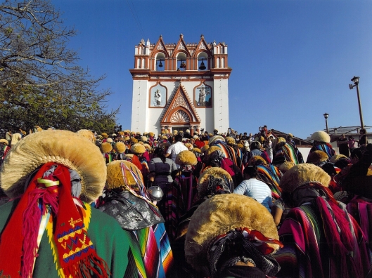The parade of Parachicos visiting the Iglesia El Calvario, Chiapa de Corzo, Mexico / © 2009 Coordinación Ejecutiva para la conmemoración del Bicentenario de la Independencia Nacional y del Centenario de la Revolución Mexicana del Estado de Chiapas @ UNESCO Archive